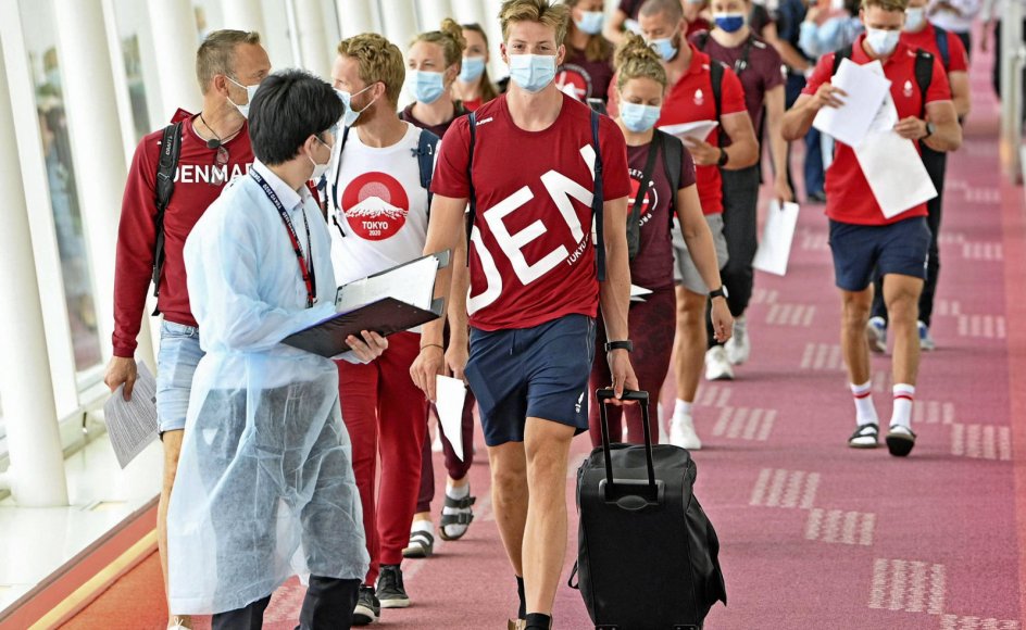 De ni danske OL-roere med blandt andre debutanten Joachim Sutton (forrest th.) ankom i går til Tokyos Haneda-lufthavn efter at have været i træningslejr i det nordlige Japan.