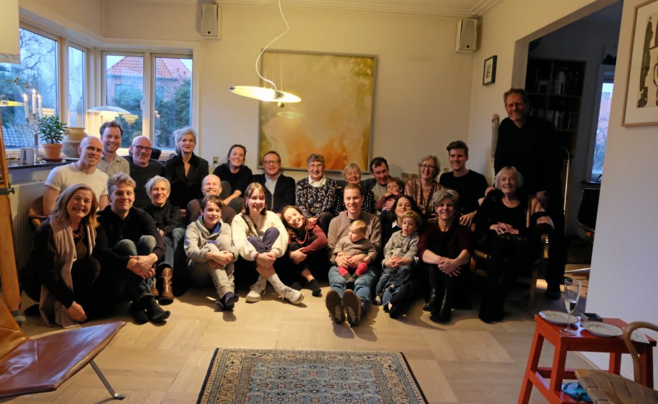 Sidste år overraskede hele familien Karen Hansen for at fejre, at det var 50 år siden, hun begyndte hos dem som husbestyrerinde på Phistersvej i Hellerup. – Privatfoto.