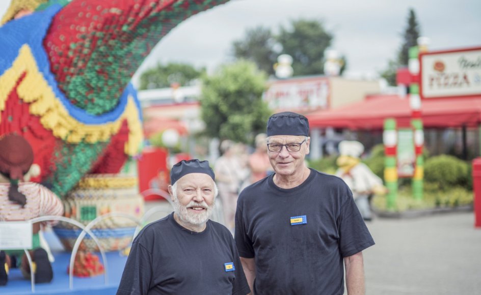 73-årige Boje Eskildsen (til venstre) og 71-årige Ingvard Houmøller (til højre) var egentligt gået på pension fra job som henholdsvis grafisk designer hos Lego i Billund og handelsskolelærer i Fredericia. Men de sidste mange år har de haft sæsonjob i Legoland.