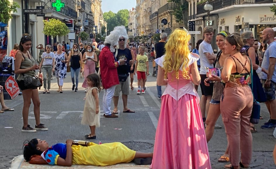 Avignon er fuld af udklædning. Her er Disney-prinsesser ude at reklamere for deres stykke, der sætter spørgsmålstegn ved prinsesse-idealet.