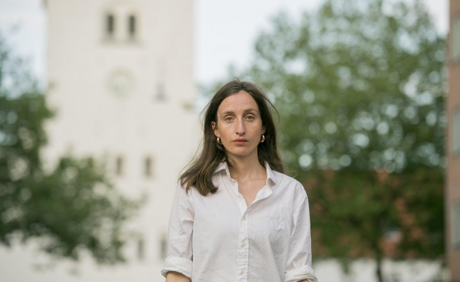 Forfatter Amalie Langballe deler gavmildt ud af sit eget liv i både forord og introduktionerne til interviewene med de ni præster i sin nye bog.