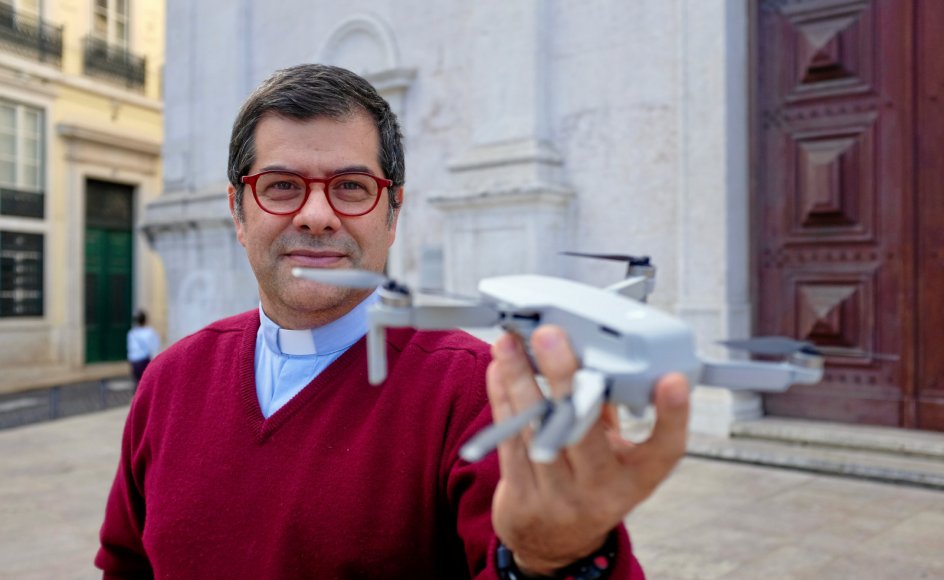 Modsat paven, der sender fredsduer af sted, nærstuderer Afonso Seixas Nunes de førerløse droner, der kan dræbte mennesker, uden at nogen opdager det. Som jesuit ser han det som sin pligt at nærstudere fjenden, som han siger.