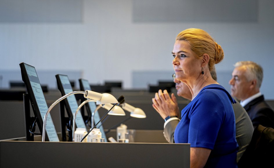 Inger Støjberg har taget plads på første dag af rigsretssagen, der kører i Eigtveds Pakhus i København.