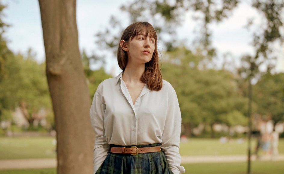 Den irske forfatter Sally Rooney (født 1991), som er blevet kaldt Jane Austen for Instagramgenera-tionen, og som blev mangemillionær på sine første to romaner, fortæller i det nye værk om fire personer, hvis skæbner er filtret sammen med tidsånden.