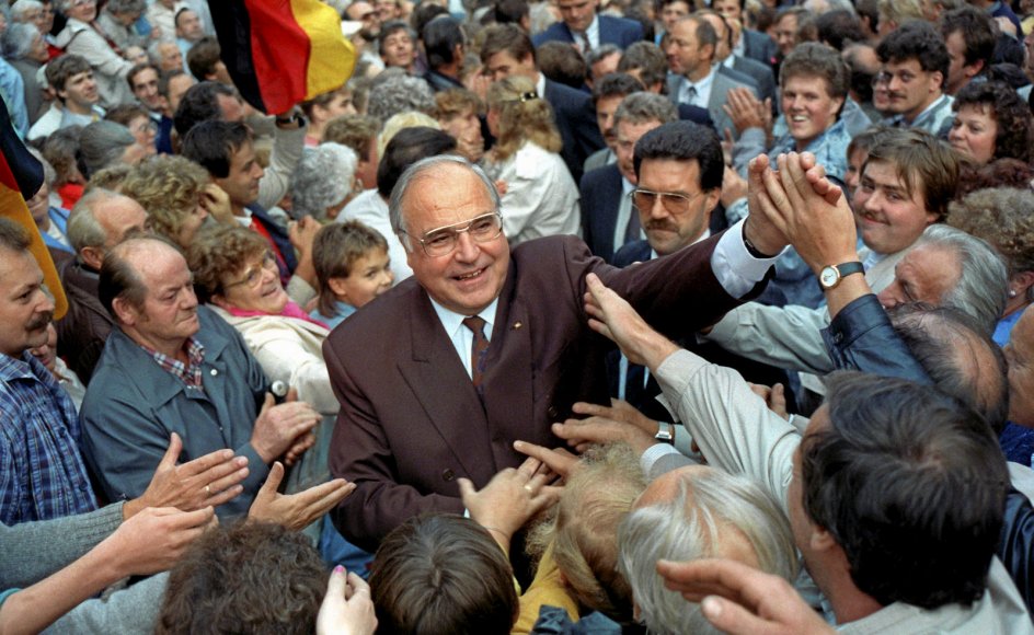 Den tidligere tyske kansler Helmut Kohl (CDU) får i Schramms politiske skudsmålsbog nærmest dumpekarakter som dådløs repræsentant for en udlevet konservatisme. Her ses Helmut Kohl i den østtyske by Heiligenstadt under valgkampen til Forbundsdagen i september 1990.