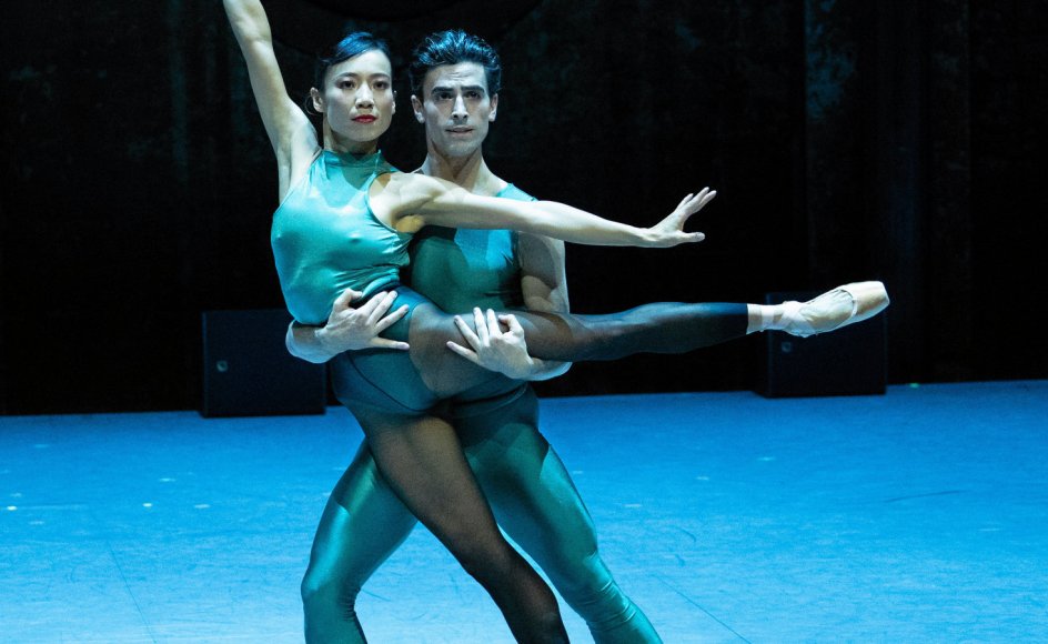 Frances Chung og Joseph Walsh i William Forsythes “In The Middle Somewhat Elevated”.