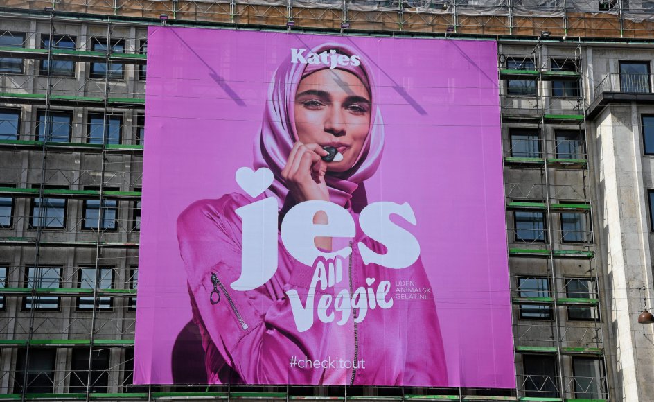 Islam sætter sit præg på Danmark, og man kan for eksempel se reklamer i det offentlige rum, hvor modellen bærer tørklæde. Her reklameres der for slik uden animalsk gelatine, som mange muslimer undgår.