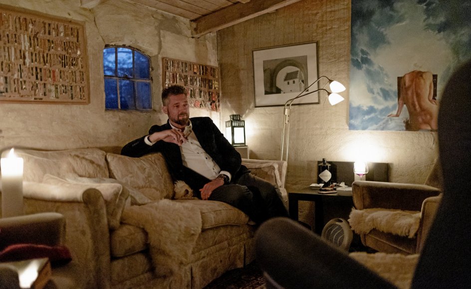 Morten Skovsted, sognepræst i Hjortshøj.
Bag præsteboligen i Hjortshøj har Morten skovsted indrettet et lille gult skur til cigarrygning, jazzmusik og samværd med cigarklubben. Det er hans tilflugtssted fra hverdagen, en hule, hvor der er plads til l