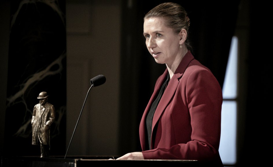 Statsminister Mette Frederiksen (S), her ved uddelingen af Cavlingprisen 2019, er også pressens minister. Men hendes relation til netop pressen beskrives nu som ”et radikaliseret konfliktforhold”.