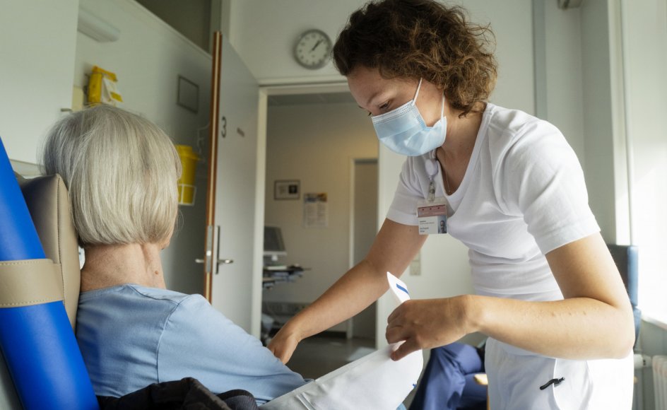 I ældremodtagelsen på Bispebjerg Hospital skal indlæggelsestruede ældre ses af alle relevante speciallæger inden for en arbejdsdag, så de ikke belastes af indlæggelser, der kan undgås. Her er geriatrisk sygeplejerske Ida Mahler med en patient.