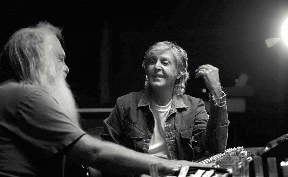 Paul McCartney (th.) sprudler i selskab med super-produceren Rick Rubin, der ved hjælp af gamle masterbånd fra Abbey Road Studios får nye og overraskende sider og fortællinger frem hos den legendariske eksBeatle.
