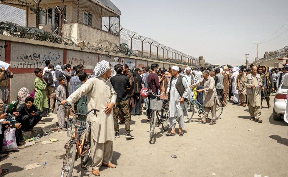 Hvis dansk udenrigspolitik skal være værdibaseret, må indsatsen for at fremme religionsfrihed være en hovedsag, også i lande som Afghanistan, hvor tusinder er flygtet af frygt for forfølgelse, skriver missionschef. Her ses afghanere uden for den internationale lufthavn i hovedstaden, Kabul.