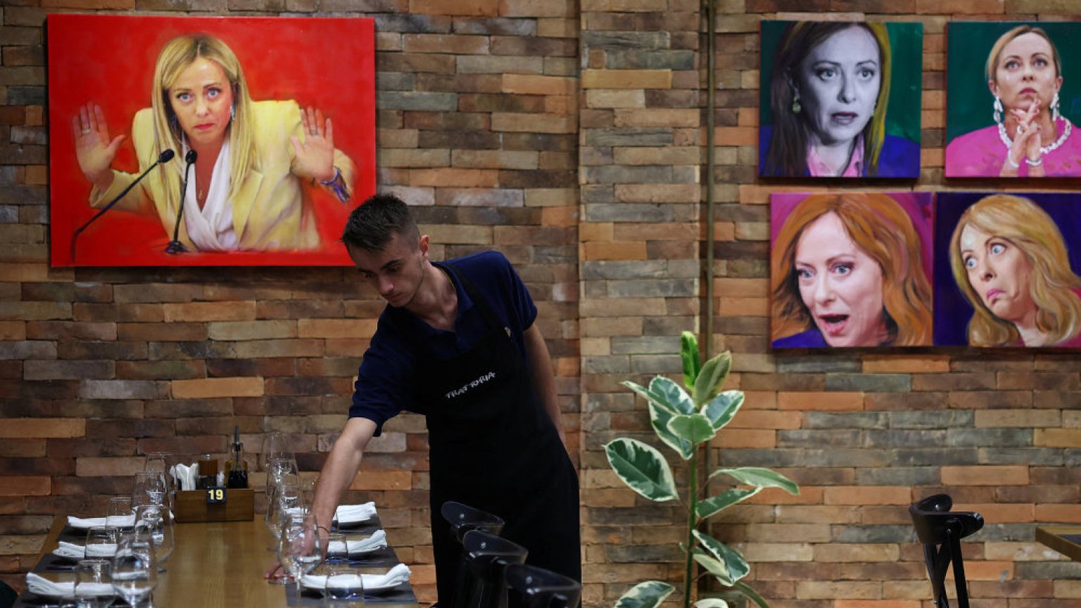 Meloni hyldes på restaurant ved migrantcenter i Albanien Kristeligt