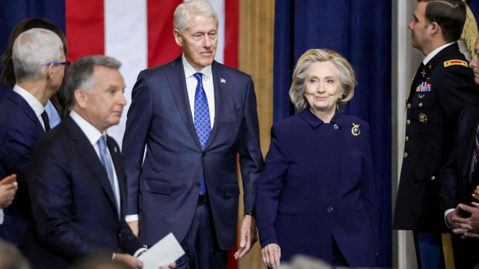 Bill og Hillary Clinton i den varme stol i Jeffrey Epstein-skandalen ...