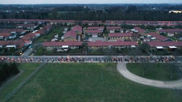 Den 6. marts 2020 afholdt borgerne i Langeskov et falkeoptog til minde for Huda Ali Ahmad og hendes søn Azad, selvom Udenrigsministeriet hverken dengang eller nu har bekræftet dødsfaldene. Huda blev dræbt af sin mand, der om godt ni måneder får udbetalt 100.000 kr i støtte for at være vendt hjem til Syrien. Foto: Henrik Madsen