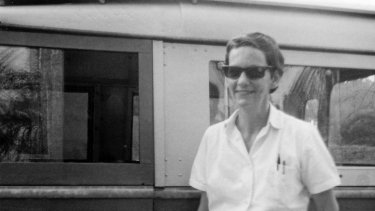 Margrethe Rask, kaldet Grethe, tog til det daværende Zaire for at arbejde på Dan-marks første store u-landsprojekt, Clinique Kinoise, i hovedstaden, Kinshasa. I folkemunde var universitetshospitalet kendt som Clinique Danoise – altså det danske hospital fremfor det kinesiske. Under Rasks ophold i landet blev hun udstationeret på missionshospitalet i provinsbyen Abumombasi, hvor hun blandt andet skulle oplære en lokal læge i kirurgi og de lokale sygeplejersker i at holde operationsstuen steril og at kunne rengøre den forsvarligt. – Foto: Mayday Press.