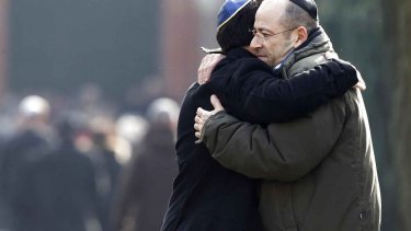 I Norge har unge muslimer taget initiativ til at danne en fredsring om synagogen i Oslo efter de tragiske begivenheder i København i weekenden. Her ses tilstedeværende ved begravelsen af jødiske Dan Uzan, som blev skudt ved synagogen i København. Foto: Bax Lindhardt/ Scanpix