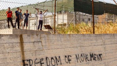 Budskabet "Freedom of movement" eller "fri bevægelighed" står skrevet på en mur på øen Lesbos i Grækenland, som modtager mange flygtninge. 
