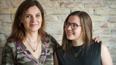 Mor og datter skriver selvhjælpsbog til unge: Sådan finder I jer selv i ...
