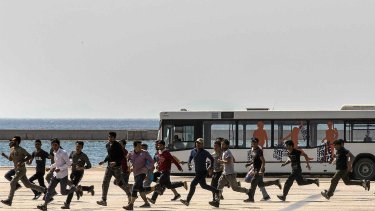 Gerald Knaus, der leder tænketanken European Stability Initiative, mener, at EU vender det blinde øje til, hvad der foregår i det langsommelige græske asylsystem. På billedet forsøger migranter i havnebyen Patras at løbe væk fra ansatte ved den græske kystvagt. 
