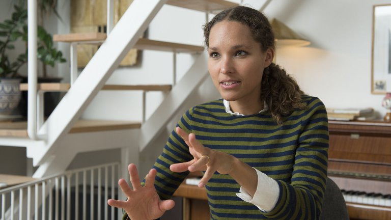 Tv-vært stod med en positiv graviditetstest i hånden, kiggede på sin mand og sagde: Skal vi ikke tage i kirke? | Kristeligt Dagblad