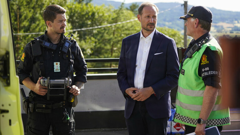 Kronprins Haakon besøger brandsted: Forfærdeligt for de ramte | Kristeligt  Dagblad