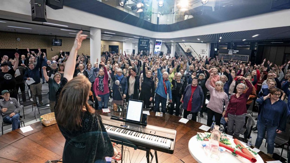 Det gør ikke noget, om du kan synge, for det kan sidemanden. Det er et af mottoerne, når der en gang om måneden er drop in-kor i Odense. Her mødes garvede korsangere med nybegyndere i et uforpligtende samvær fyldt med livsglæde. Som regel er omkring 100 ud af de 400 sangere med for første gang. – Foto: Claus Fisker/Ritzau Scanpix.