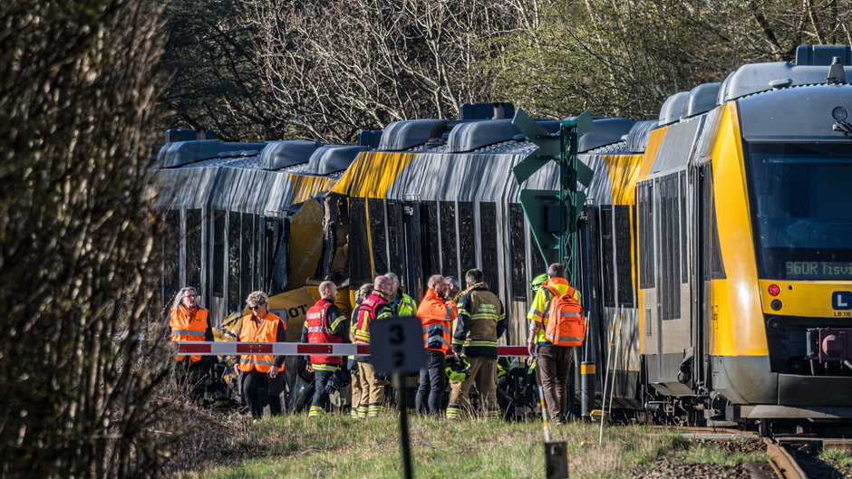 To tog er stødt sammen mellem Hillerød og Kagerup ved Isterødvejen, torsdag den 23. april 2026. Politi og redning er til stede ved en større togulykke på Gribskovbanens strækning mellem Hillerød og Helsinge