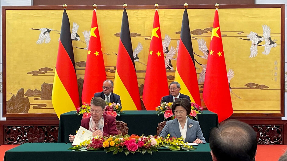 Tysklands forbundskansler, Friedrich Merz, og Kinas premierminister, Li Qiang, ses onsdag  i Folkets Store Hal på den vestlige side af Den Himmelske Freds Plads i Beijing.