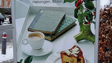 VEJEN TIL HJERTET går undertiden via maven, og på Gentofte Hovedbibliotek går man Bibelens og Højsangens vej, når der skal reklameres for stedets café. På biblioteket nord for København arrangerer man en lang række foredrag om bøger og forfattere, så der er stor sandsynlighed for at cafégæsterne drages mod litteraturen, når de først er kommet indenfor. Seneste store arrangement var forgange weekend, da biblioteket blev forvandlet til et slaraffenland for tegneserieelskere. -