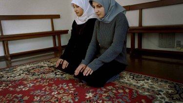 Dansk Folkeparti har fremstillet et nyt beslutningsforslag om forbud mod bederum efter en lang debat om muslimsk bøn og social kontrol på offentlige uddannelsesinstitutioner. Folketinget skal til efteråret tage stilling til beslutningsforslaget.