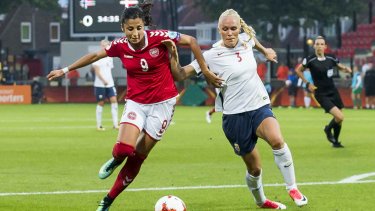 Kvindelandsholdets Nadia Nadim i nærkamp med den norske landsholdsspiller Maria Thorisdottir under EM i Holland.