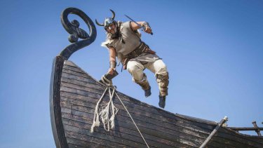 Vikingerne sejlede vidt omkring på deres togter og koloniserede både Grønland og dele af det Nordamerikanske kontinent. Ligesom de kampdygtige søfarere krydsede klinger med stormagter i Frankrig, Portugal og Tyrkiet.