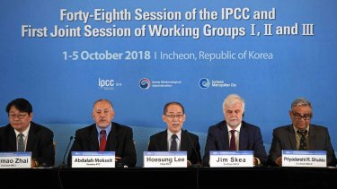 I klimakampen tager mange FN’s klimapanel IPCC’s forudsigelser som objektiv videnskab, men det er de ikke, mener forfatter Hans Hauge. På billedet ses IPCC’s formand, Hoesung Lee, som taler på en konference om global opvarmining i oktober sidste år. – 