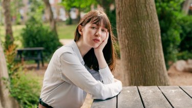 Den unge, irske forfatter Sally Rooney vælter sig i stjerner og roser og sammenlignes med Virginia Woolf. – Foto: Ellius Grace/New York Times/Ritzau Scanpix.