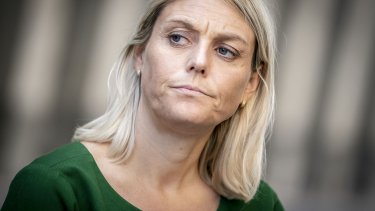 De borgerlige forsøger at rejse en storm mod Trine Bramsen. Men den blafrer i alt for mange retninger