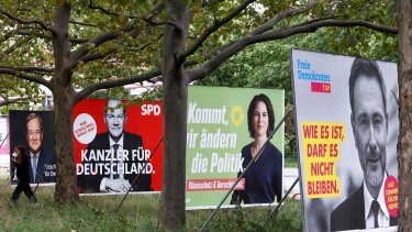 Valgplakater for topkandidaterne til posten som Tysklands kansler står på række i Berlin.
