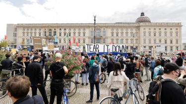 Borgere demonstrerer foran museet i juli 2021, efter museet har åbnet en udstilling med kunst- og kulturgenstande fra de tidligere tyske kolonier.