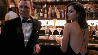 "James Bond er en veldefineret litterær og filmisk karakter, som helt entydigt er en hvid britisk – særdeles heteroseksuel – mand. Hvis man giver køb på det for at skabe bedre roller til kvindelige skuespillere eller skuespillere med minoritetsbaggrund, så ødelægger man i realiteten et ikonisk kulturprodukt. "