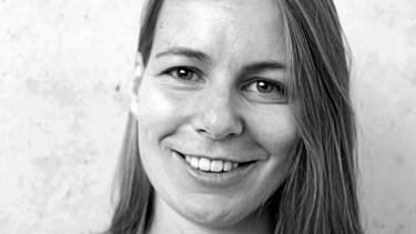 På trods af at jeget i digtsamlingen har mistet sin mor til selvmord ligesom Karoline Brændjord selv, er digtsamlingen ikke udelukkende selvbiografisk, forklarer den norske debutant.