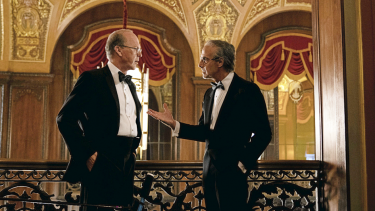 Michael Keaton er overbevisende som stjerneadvokaten, der rager rundt med den magtfulde og priviligeredes blindhed, mens Stanley Tucci er fremragende som den halvt aktivistiske, halvt resignerende Wolf.
