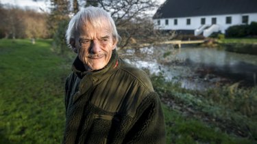 Politiet går nu ind i sagen, efter at Kristeligt Dagblad i går kunne berette, at den tidligere læge Svend Lings - på trods af sin dom i Højesteret - fortsatte med at bistå med hjælp til selvmord.
