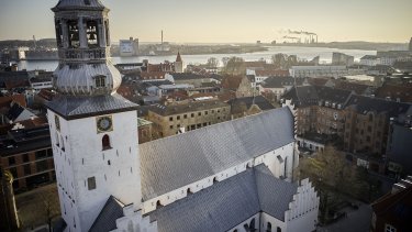 Aalborg Stifts 297 sogne er fordelt på 140 pastorater og 14 provstier. Der er ansat 218 præster til blandt andet at holde gudstjeneste i 330 kirker. Her ses Budolfi Kirke i Aalborg fotograferet fra luften.