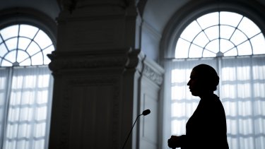 Om eftermiddagen den 4. november tonede statsminister Mette Frederiksen (S) frem på tv-skærmen med den dystre besked til minkavlerne om, at aflivningen ville blive sat i gang med det samme. Desværre for regeringen var lovgrundlaget for at slå millioner af raske mink ikke på plads.