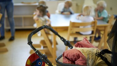Selvom daginstitutionerne stadig oplever massiv tilslutning, så er der også de forældre, der ser på dem med mere kritiske øjne, og som sætter spørgsmålstegn ved, om institutionslivet er det rigtige for deres børn.