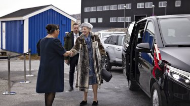 Dronning Margrethe II ankommer til debat om Hans Egede på Grønlands Universitet, hvor hun modtages af rektor Gitte Adler Reimer. – Foto: Christian Klindt Sølbeck/Ritzau Scanpix.