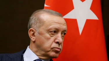 Den diplomatiske diskvalifikation, som Erdogan lagde op til i sin tale til jublende tilhængere i byen Eskisehir i lørdags, er skridtet før, at man afbryder de diplomatiske forbindelser. Som igen er skridtet før en konflikt – og vidner om præsidentens desperation.