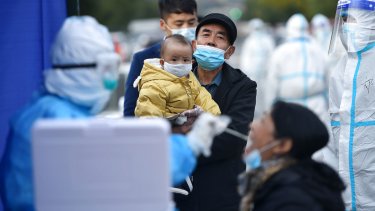 Så snart der viser sig at være bare en enkelt smittet i en boligblok, bliver hele området spærret af. Derefter ankommer der en hær af sundhedsfolk iført hvide beskyttelsesdragter, som går i gang med at teste beboerne, mens andre tager sig af at opspore smittekilder.