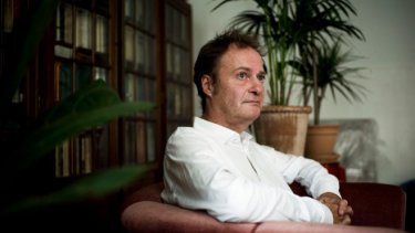 Knud Romers nye bog "Pigen i violinen" udtrykker både alvor og sørgmodighed, skriver anmelder Rasmus Vangshardt.