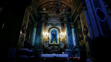 Saint-Chéron mener, at den borgerlige ånd er skyld i kristendommens tilbagegang i Frankrig. Her ses en mand, der beder i den katolske domkirke Notre-Dame.